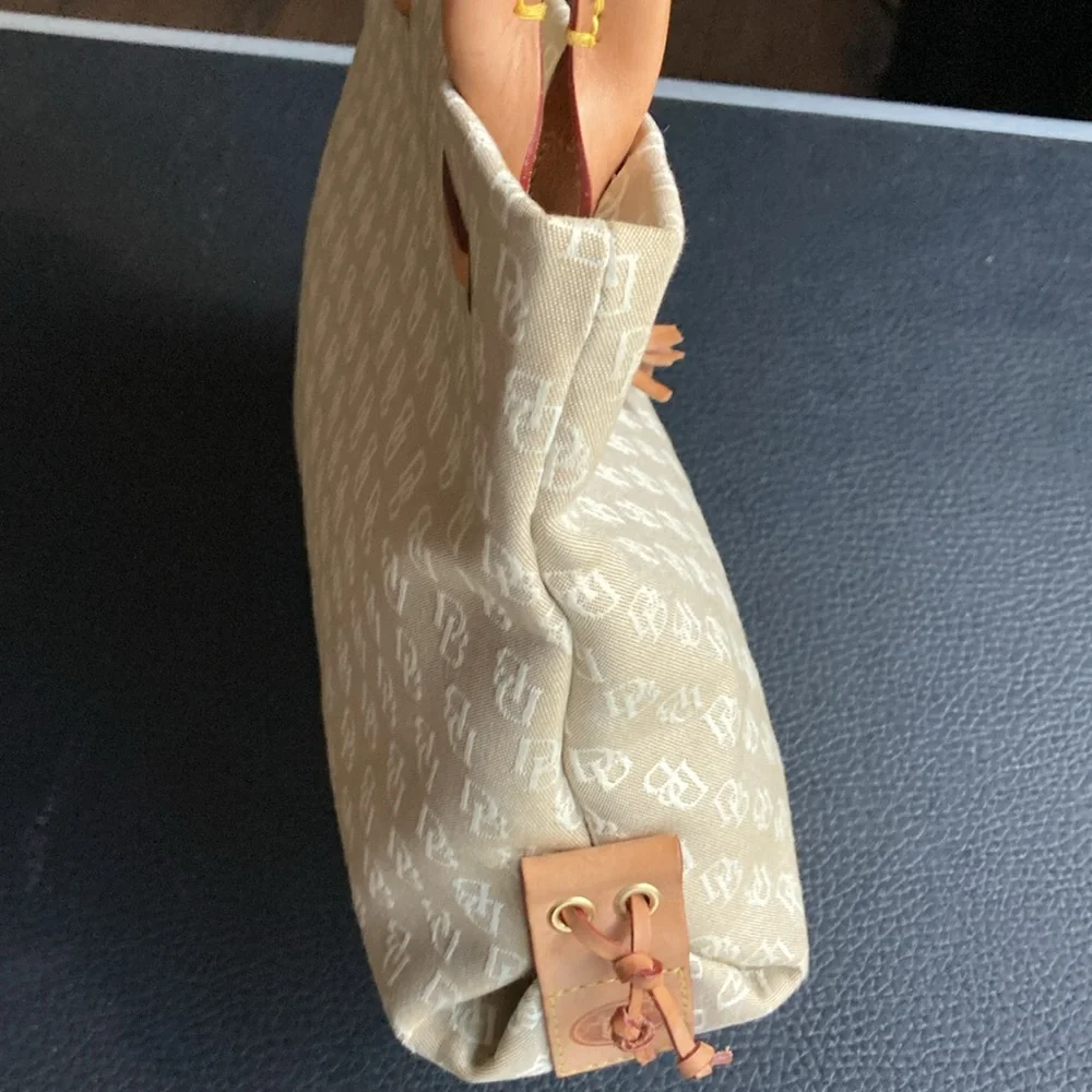 Like new, small Beige Dooney Fabric bag - Picture 3 of 5